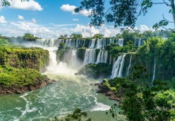 Seguro viagem Foz do Iguaçu deve ter cobertura para o Brasil, Argentina e Paraguai.
