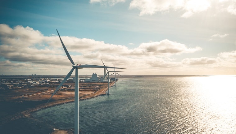 Turbinas de vento à beira-mar na Noruega
