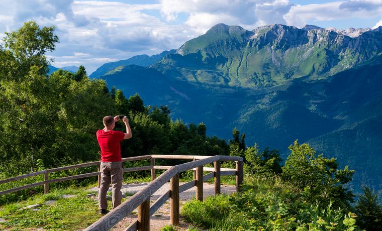Turista visitando os alpes localizados na Eslovênia