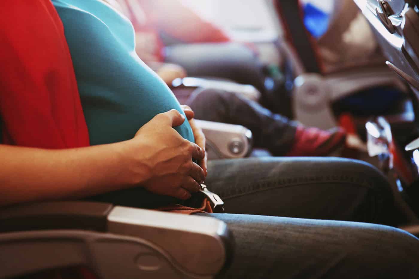 Mulher grávida no avião