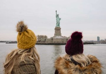 Turistas admiram a Estátua da Liberdade em New York