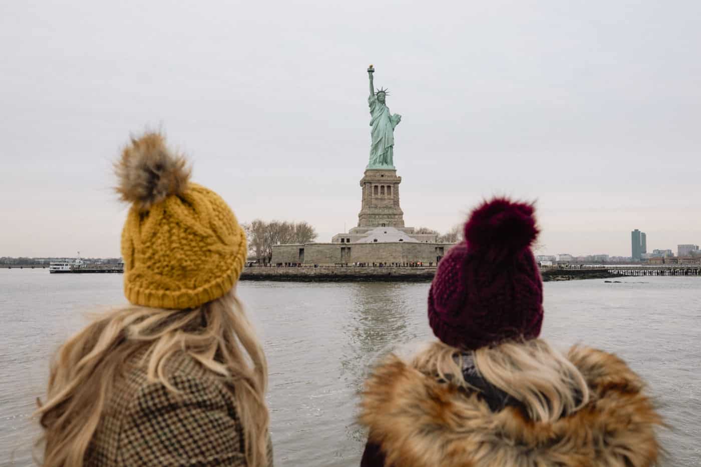 Turistas admiram a Estátua da Liberdade em New York