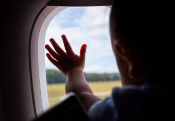 Bebê em janela de avião