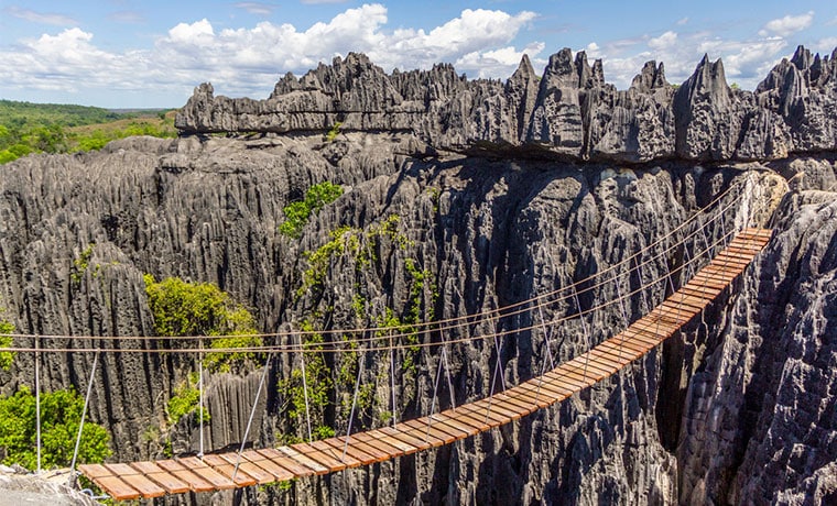 Ponte de pedestre em madeira no Parque Nacional de Tsingy De Bemarha, em Madagascar