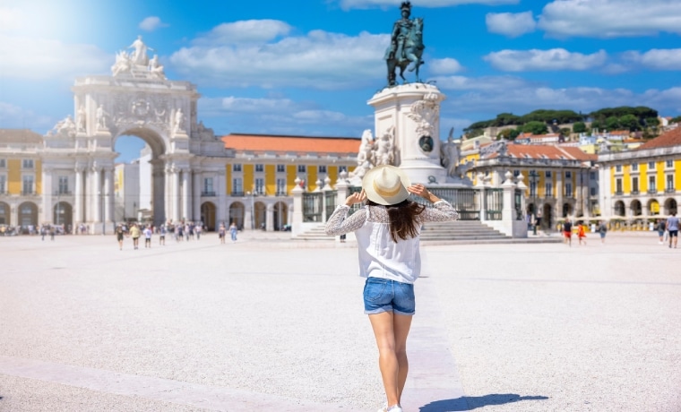 Turista na Praça do Comércio em Lisboa, Portugal