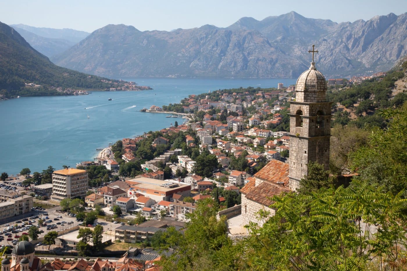 Vista aérea de uma cidade em Montenegro