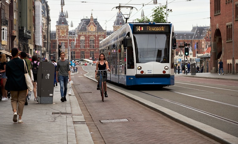 Ciclista, pedestres e tram na Holanda