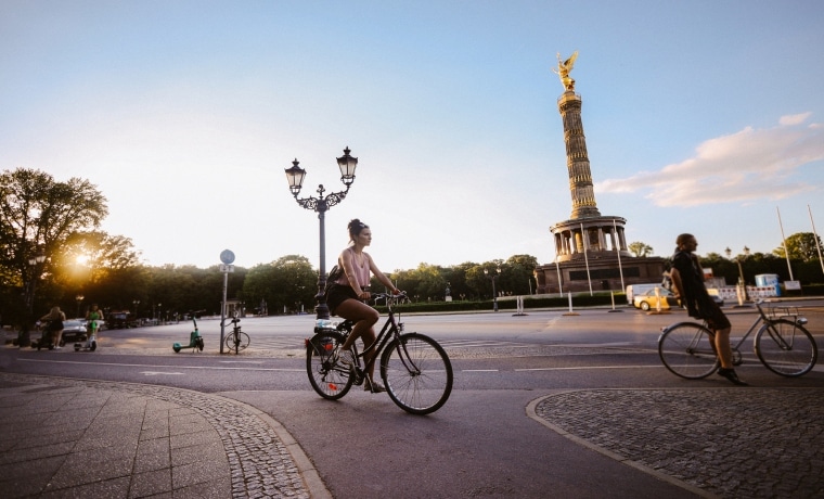 Se andar de bicicleta durante a viagem, vai precisar de um seguro viagem Berlim
