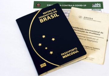 Passaporte brasileiro, certificado internacional de vacina e comprovante da vacina de Covid