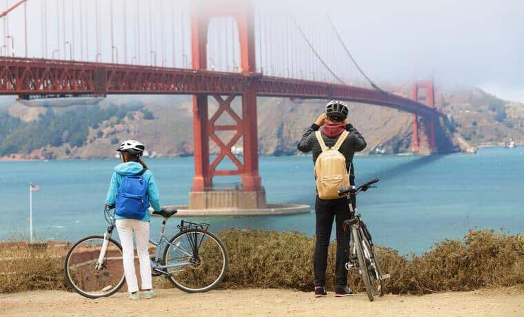 Ciclistas observam a vista da ponte Golden Gate em São Francisco, Califória