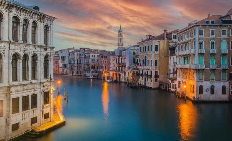 Canal de Veneza, na Itália, ao nascer do sol