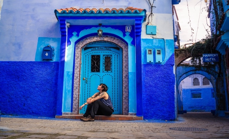 Turista em Chefchaoen, no Marrocos