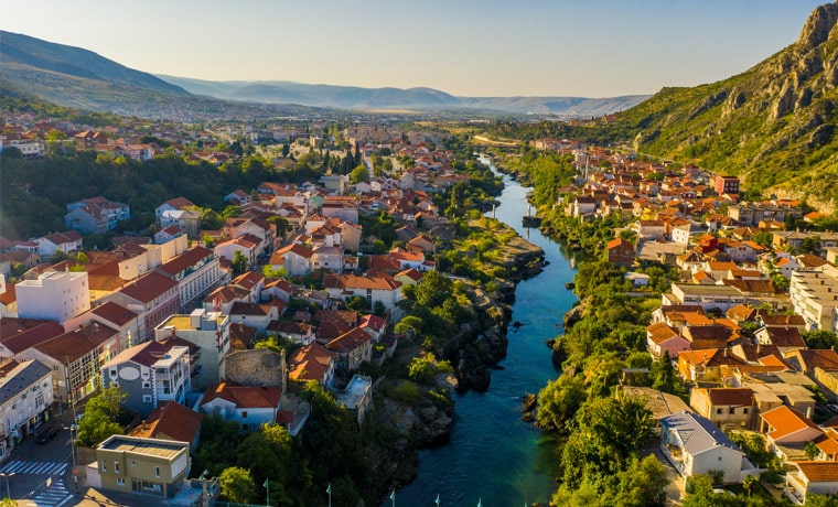 Vista aérea da cidade de Mostar