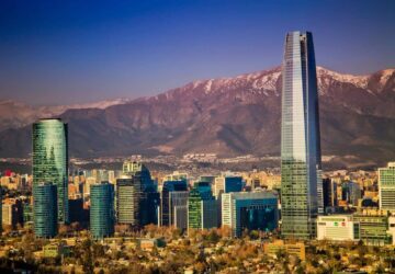 Vista do bairro de Providencia, na cidade de Santiago, com Costanera Center e Cordilheira dos Andes atrás