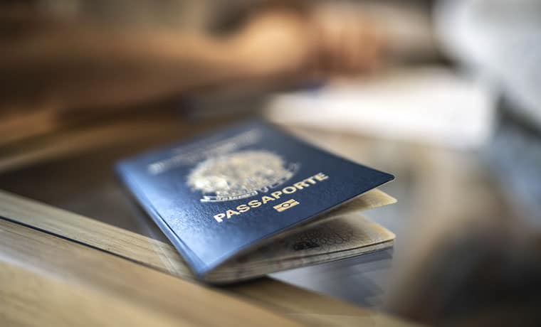 Passaporte brasileiro visto em primeiro plano deve estar no checklist de viagem internacional