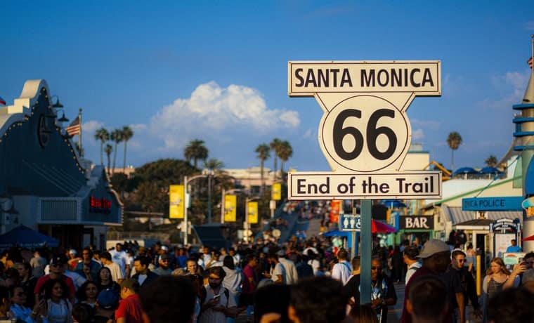 Placa que sinaliza o fim da rota 66 em Santa Monica, EUA