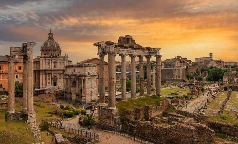 Ruínas do fórum romano em Roma, Itália