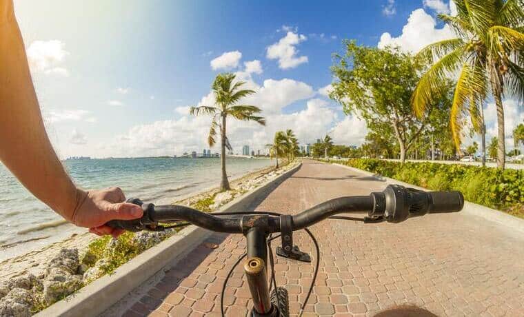 Pessoa anda de bicicleta em Key Biscaine, Miami Beach