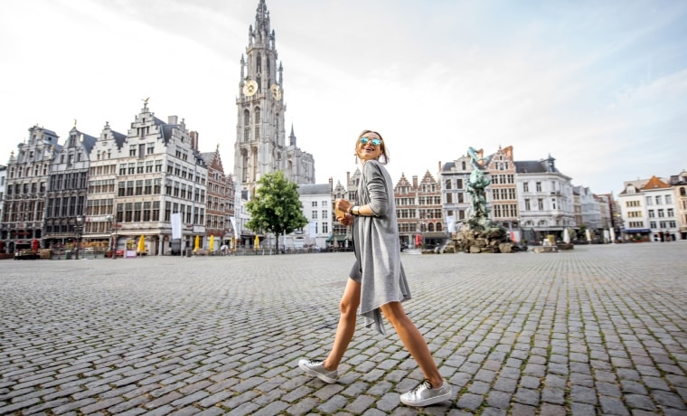 Turista caminha por Antuérpia na Bélgica