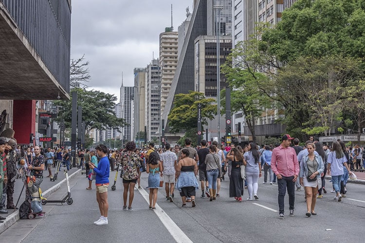 Pessoas caminham na Avenida Paulista