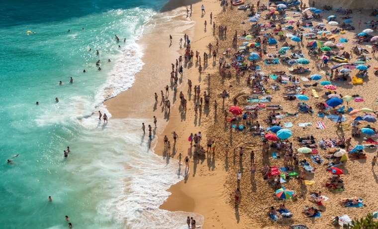 Turistas em uma praia do Algarve, Portugal
