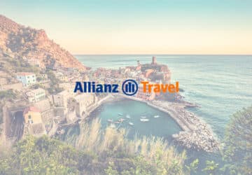 Cinque Terra na Itália, em primeiro plano logo Allianz Seguro Viagem