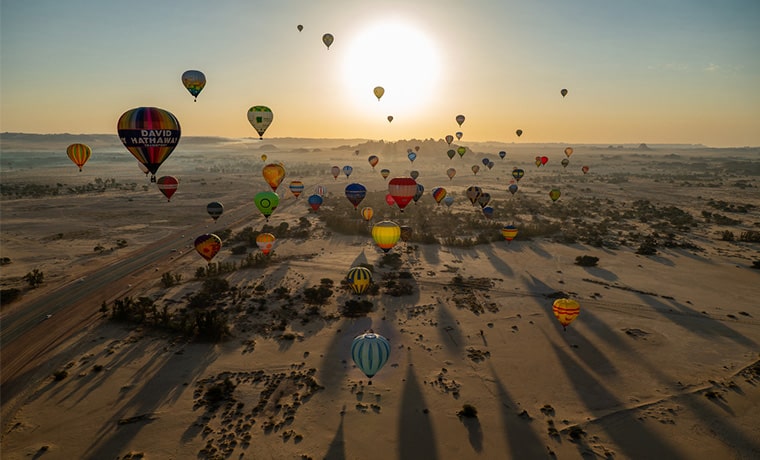 Balões de ar quente sobrevoam Madain Saleh, na Arábia Saudita