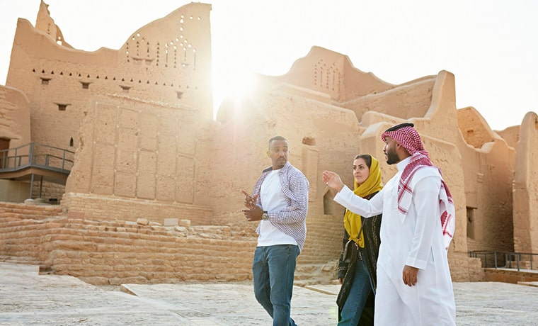Guia turístico acompanha turistas pelas ruínas de Diriyah, na Arábia Saudita