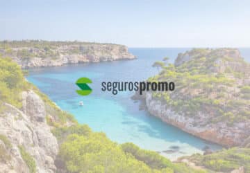 Cala em Mallorca, em primeiro plano logo do Seguros Promo