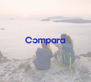 Duas meninas olhando uma paisagem para o mar. Por cima da imagem, há um filtro cinza e em primeiro planos a logo do Compara Online