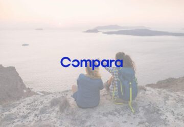 Duas meninas olhando uma paisagem para o mar. Por cima da imagem, há um filtro cinza e em primeiro planos a logo do Compara Online