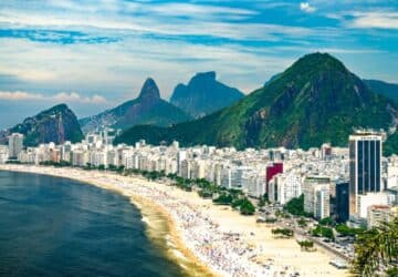 Contratar o seguro viagem para brasileiros que moram no exterior e visitam o Rio de Janeiro.