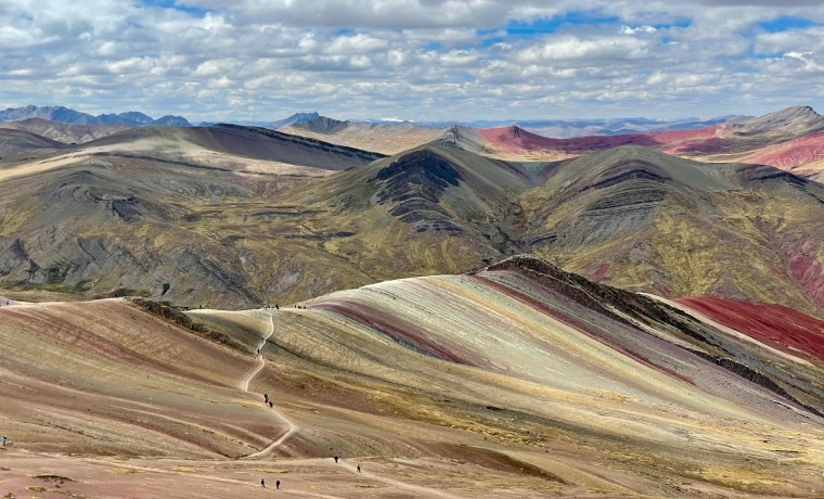 Ao vitiar a Rainbow Mountain, considere um seguro viagem Peru com ampla cobertura.
