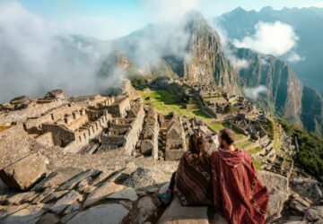 Casal em Machu Picchu com proteção do seguro viagem Peru