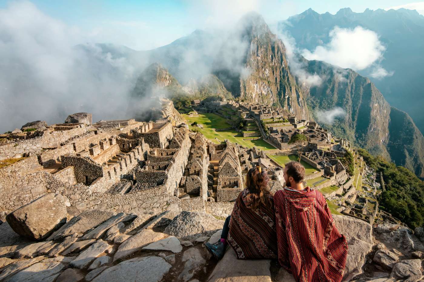 Casal em Machu Picchu com proteção do seguro viagem Peru