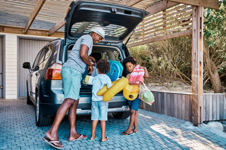 Seguro viagem de carro pode garantir proteção para toda família.
