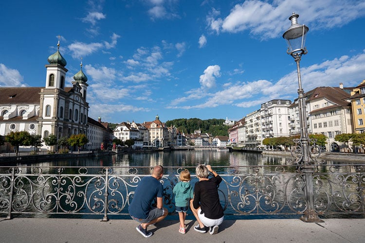 Família em Lucerna, uma pequena cidade na Suíça conhecida por sua arquitetura medieval.