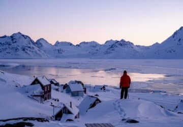 Homem viaja para o Ártico com o seguro viagem Groenlândia