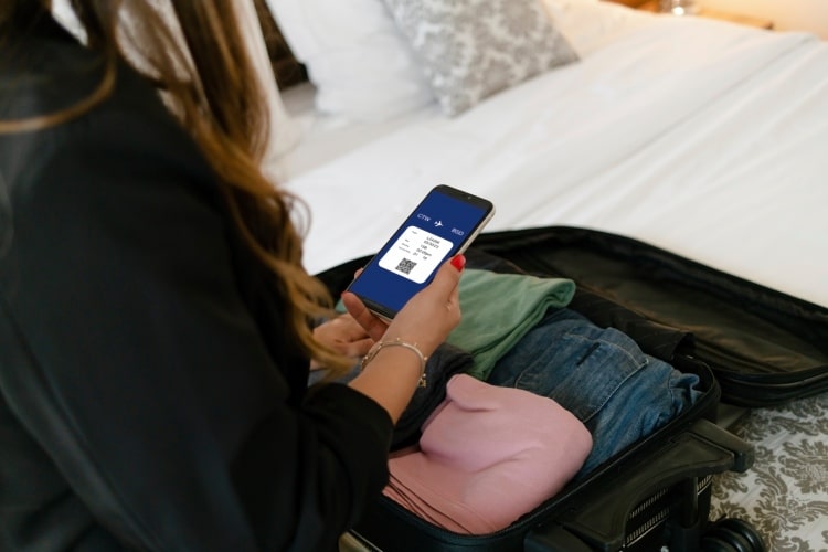 Mulher organiza mala para viajar e com proteção alternativa ao Unimed Seguro Viagem