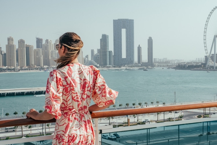 Turista admirando vista, assegurada com seguro viagem em Dubai