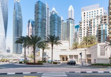 Avenida e prédios em Dubai