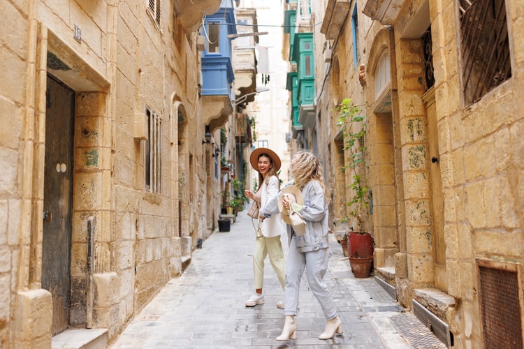 Duas mulheres viajando com Pax Assistence em Malta