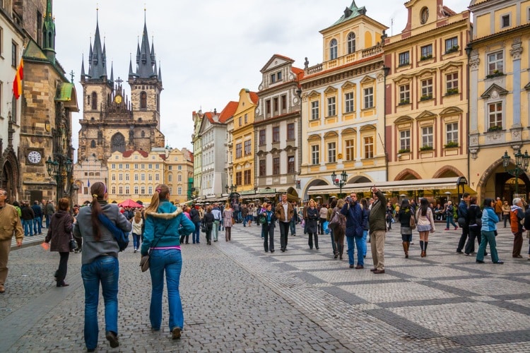 Turistas caminhando na praça antiga em Praga