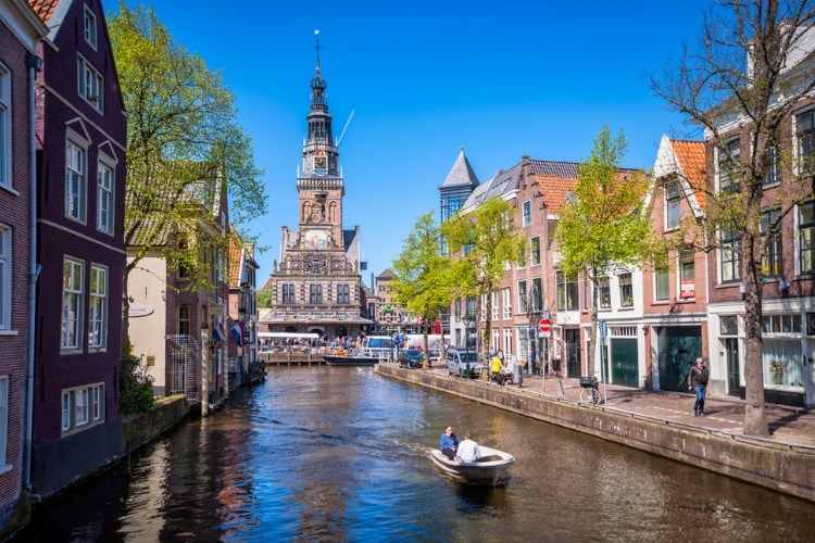 Turista viaja com seguro viagem Amsterdam.