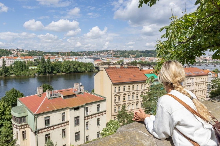 Turista viaja com seguro viagem em Praga