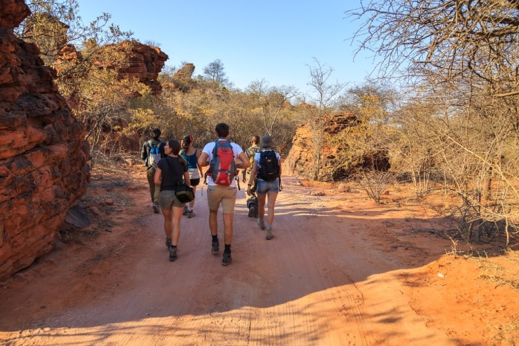 Pessoas caminham pelo Waterberg Plateau com a proteção do seguro viagem Namíbia