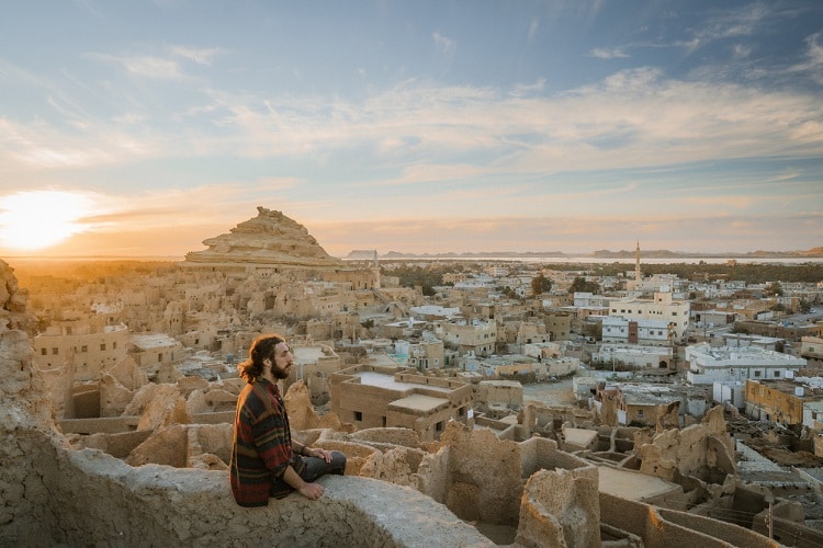 Homem olhando a paisagem no Oriente Médio.