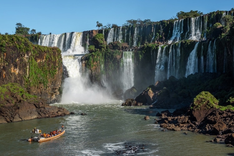 Turistas na Cataratas do Iguaçu, na América do Sul
