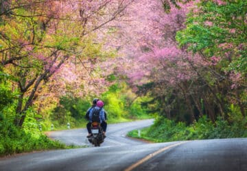 motociclista e carona em moto viagem em estrada com o melhor seguro viagem nacional de moto