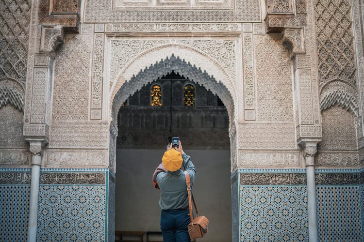 Turista tirando foto de escola da cidade de Fez, no Marrocos